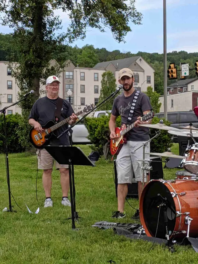 Gary Harmon playing bass and Jon Pacella playing guitar